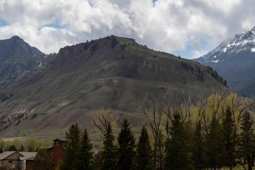 Bison Lodge - Lg Home - 2 Bedrooms - Less Than 5 Miles To Yellowstone North Entrance, Sleeps Up To 8 Gardiner Kültér fotó