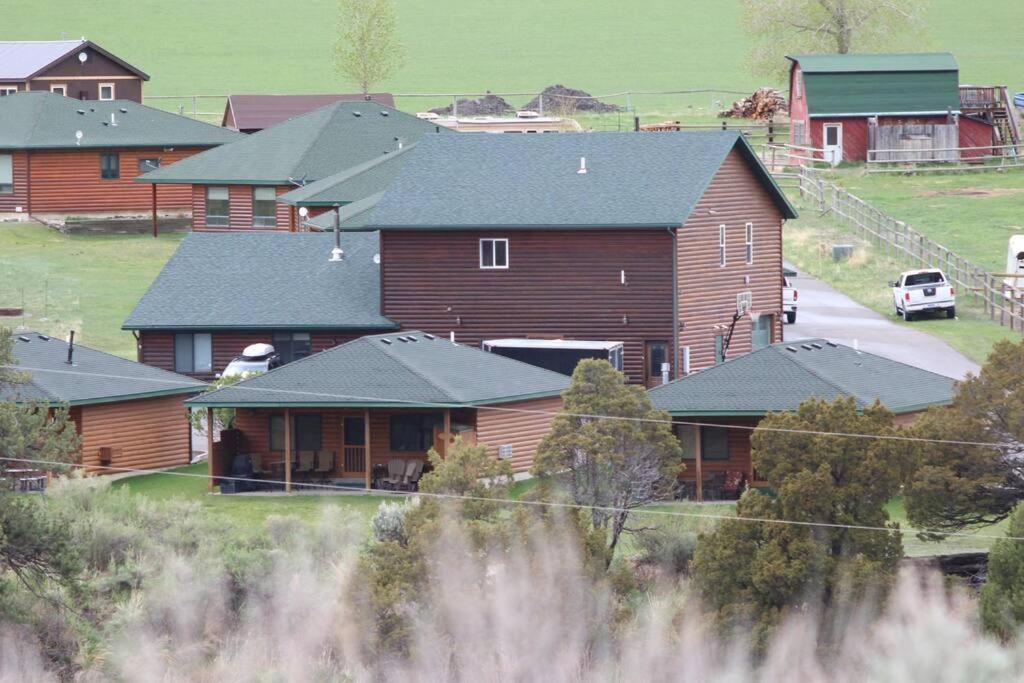 Bison Lodge - Lg Home - 2 Bedrooms - Less Than 5 Miles To Yellowstone North Entrance, Sleeps Up To 8 Gardiner Kültér fotó