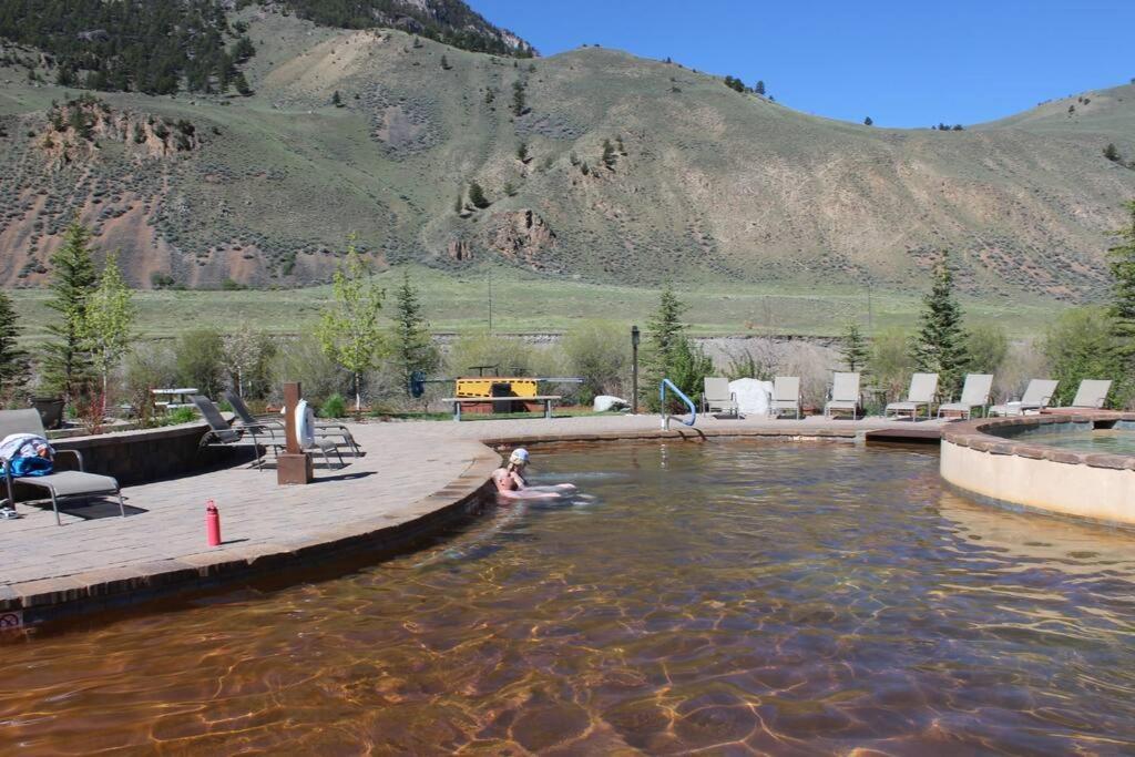 Bison Lodge - Lg Home - 2 Bedrooms - Less Than 5 Miles To Yellowstone North Entrance, Sleeps Up To 8 Gardiner Kültér fotó