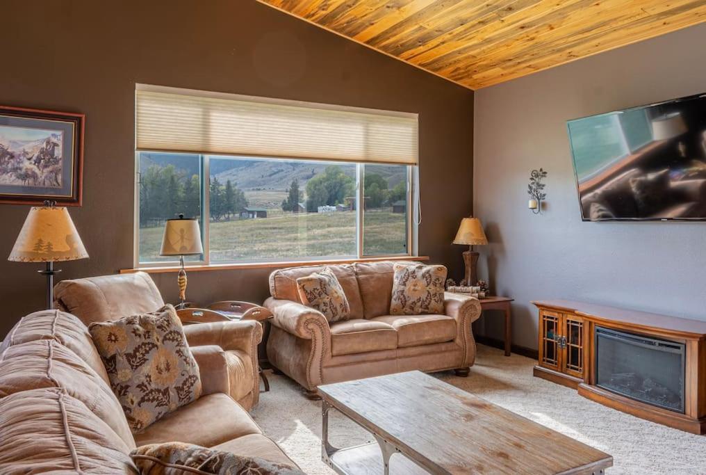 Bison Lodge - Lg Home - 2 Bedrooms - Less Than 5 Miles To Yellowstone North Entrance, Sleeps Up To 8 Gardiner Kültér fotó