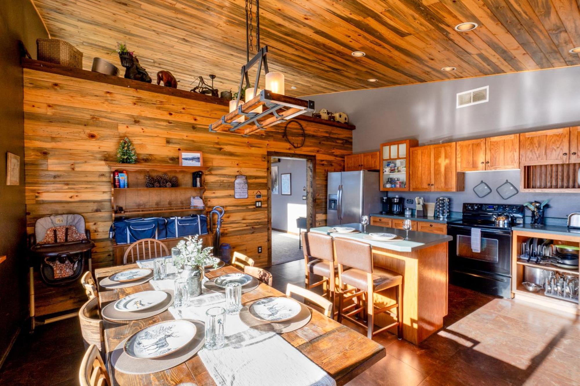 Bison Lodge - Lg Home - 2 Bedrooms - Less Than 5 Miles To Yellowstone North Entrance, Sleeps Up To 8 Gardiner Kültér fotó