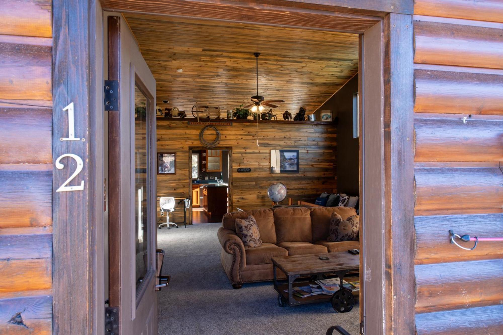 Bison Lodge - Lg Home - 2 Bedrooms - Less Than 5 Miles To Yellowstone North Entrance, Sleeps Up To 8 Gardiner Kültér fotó